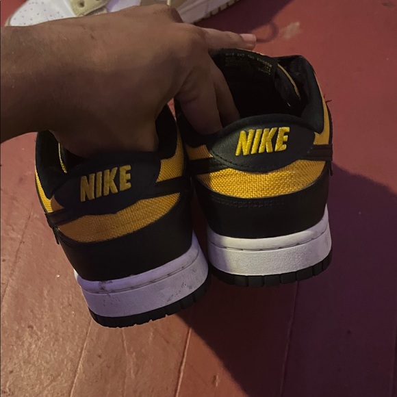 Nike Men\'s Black and Yellow Sneakers